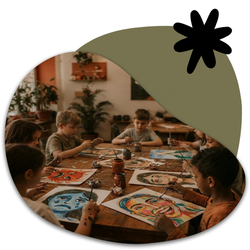 Niños y niñas pintando en un taller de Caliu