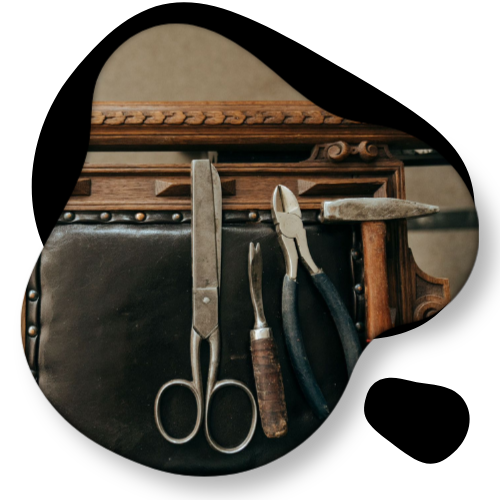 Herramientas de restauración sobre un mueble antiguo