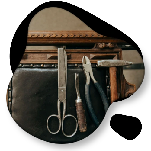 Herramientas de restauración sobre un mueble antiguo